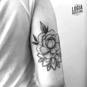 tatuaje-flor-geometria-brazo-ferran-torre-logia-barcelona